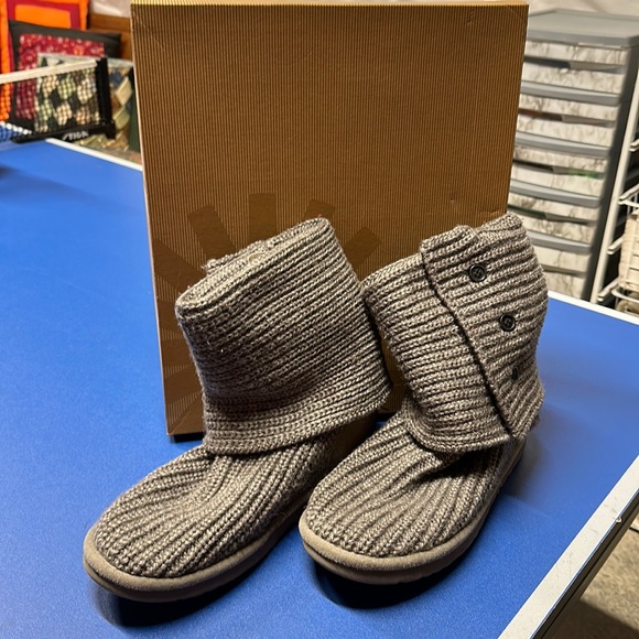 UGG Shoes - UGG size 8 Classic Carey Gray Boots